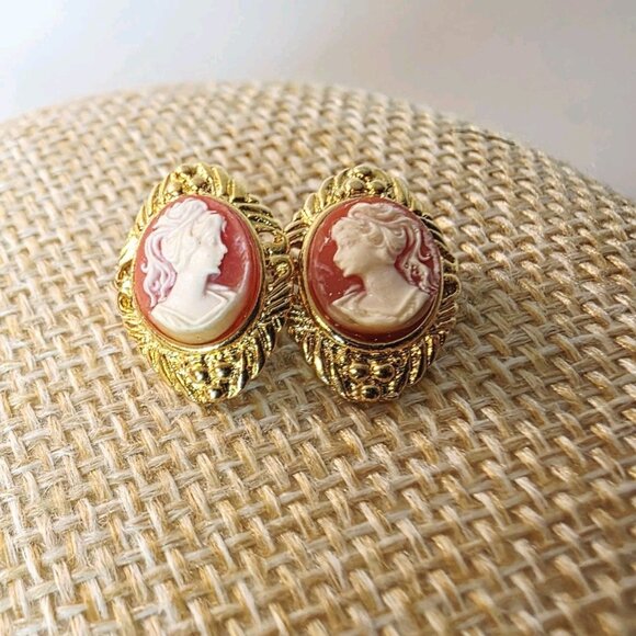 Vtg Cameo Oval Gold Tone Pin Back Marked P Earrings - Picture 1 of 5